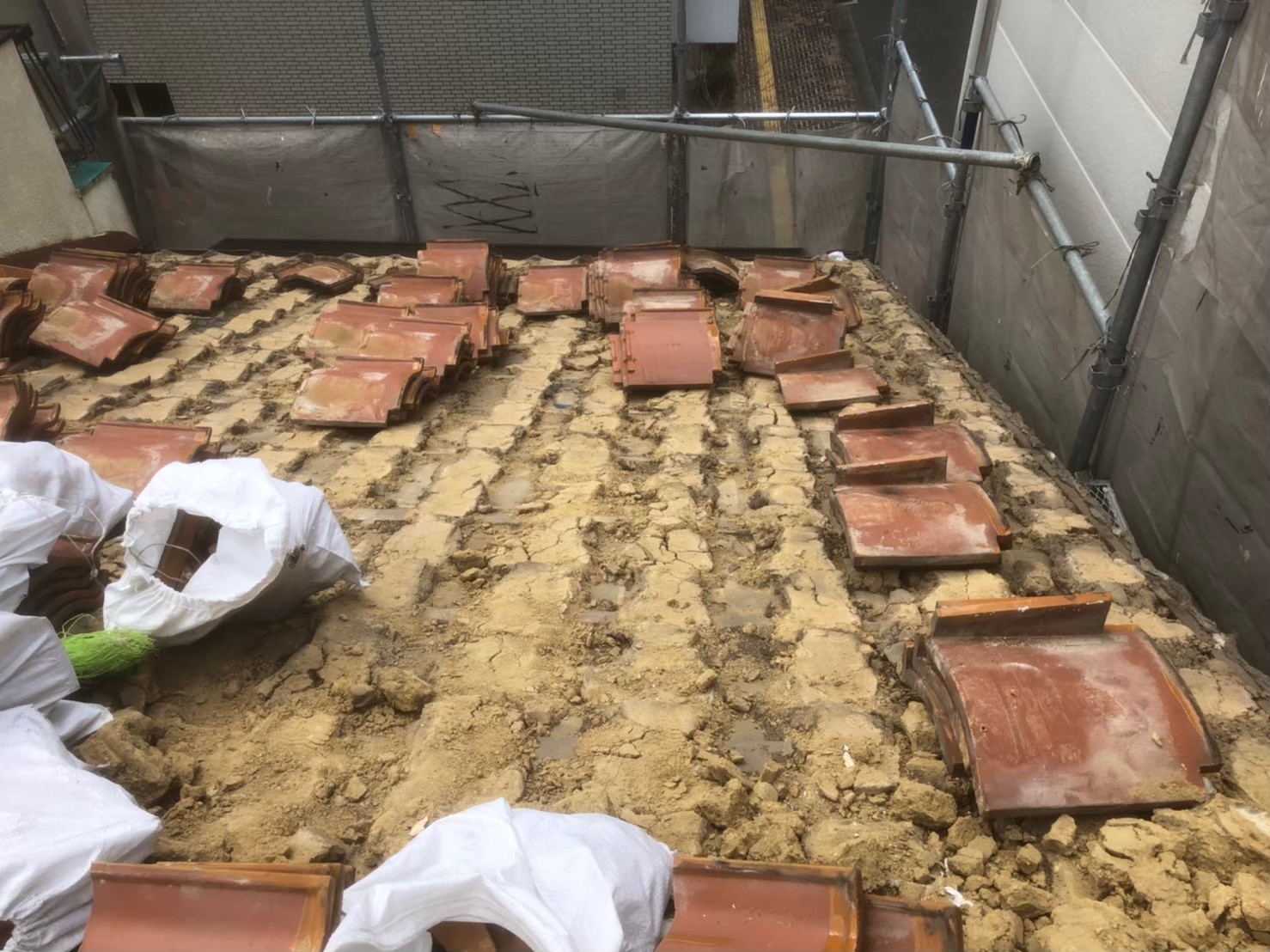 瓦と葺き土が大量